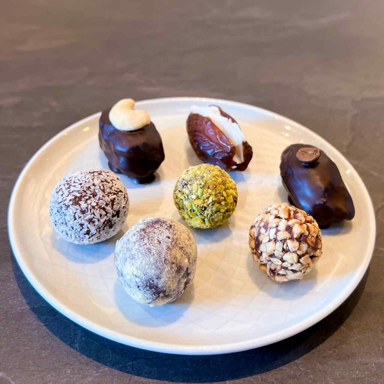 Neben Pralinen gibt es bei Odilia nämlich auch Trüffel, Schokofrüchte, Schokoladentafeln, Aufstriche, Sirup und vieles mehr.